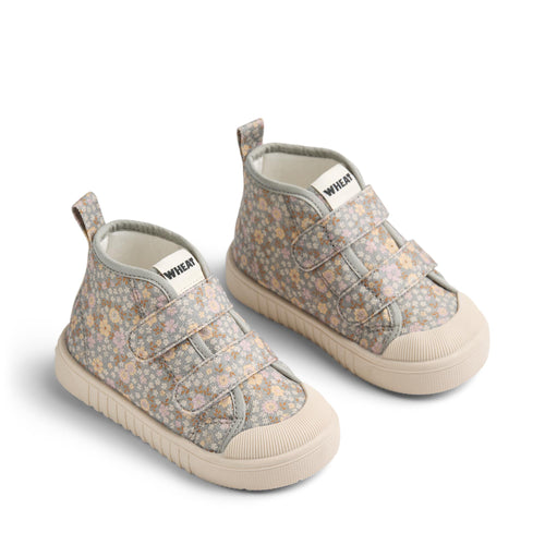 Sneaker Leo — slightly blue flowers
